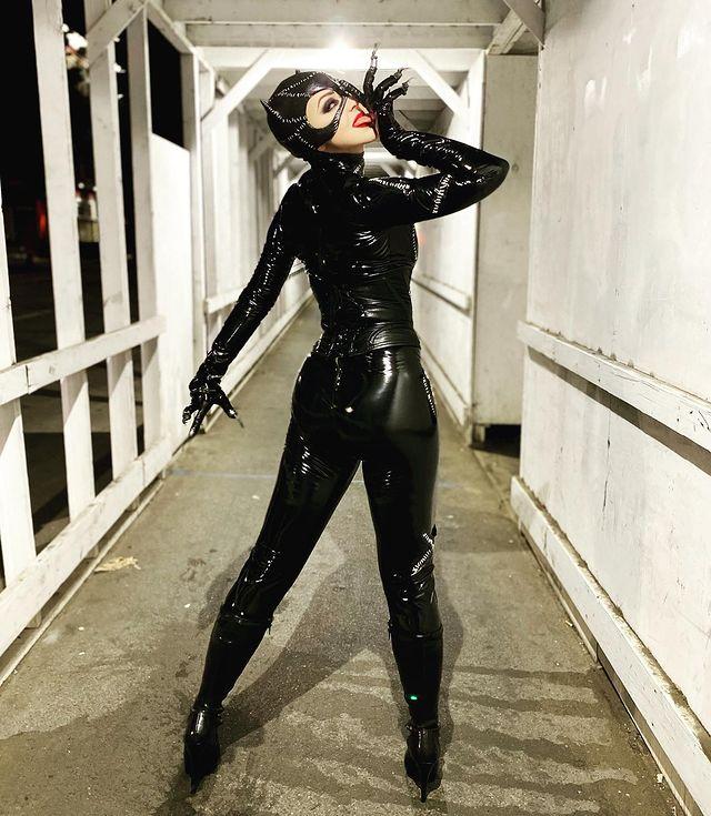 Catwoman (Credit: @kaylaj9) – Comics and Cosplay